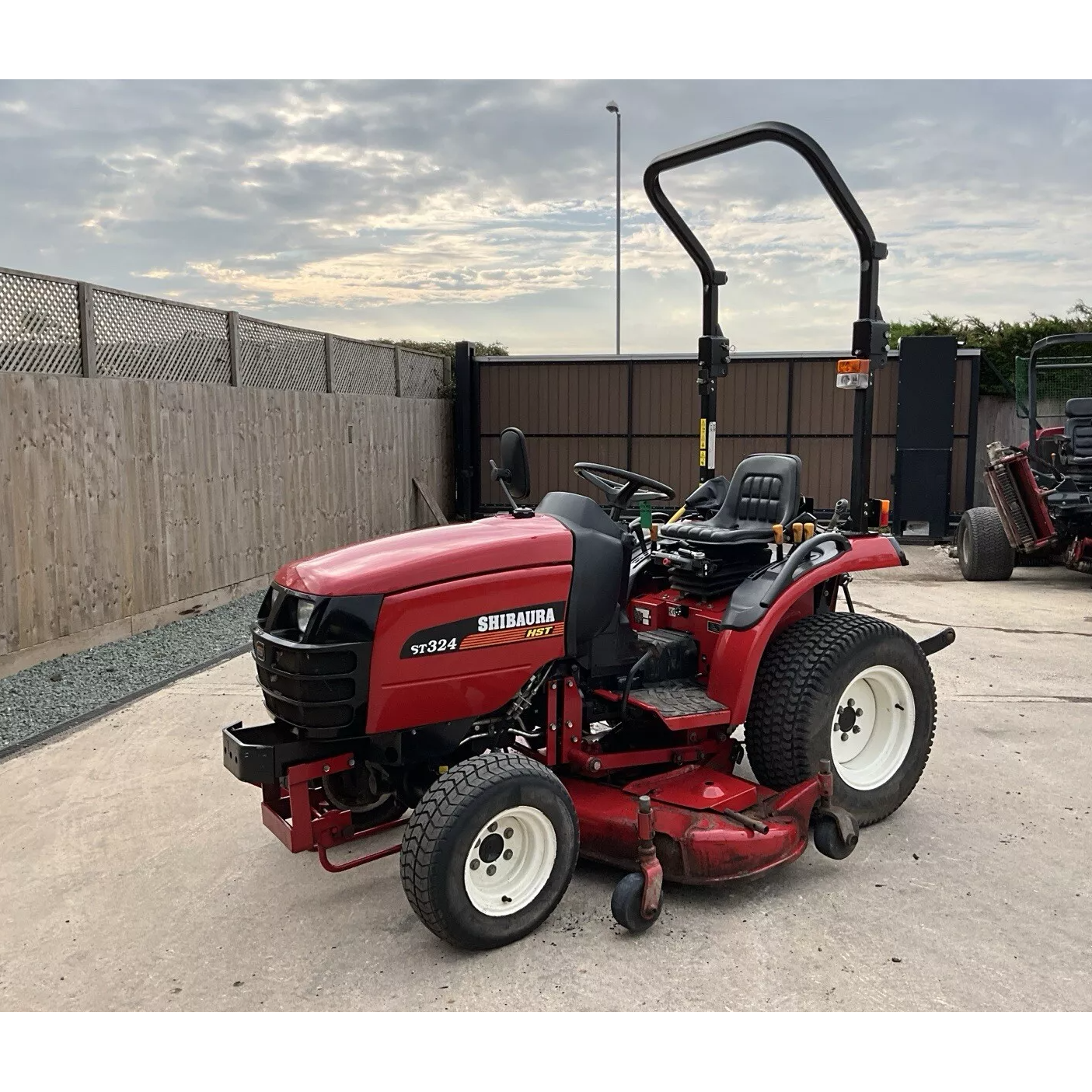 2016 SHIBAURA ST324 4WD DIESEL COMPACT TRACTOR WITH RIDE ON LAWN MOWER DECK